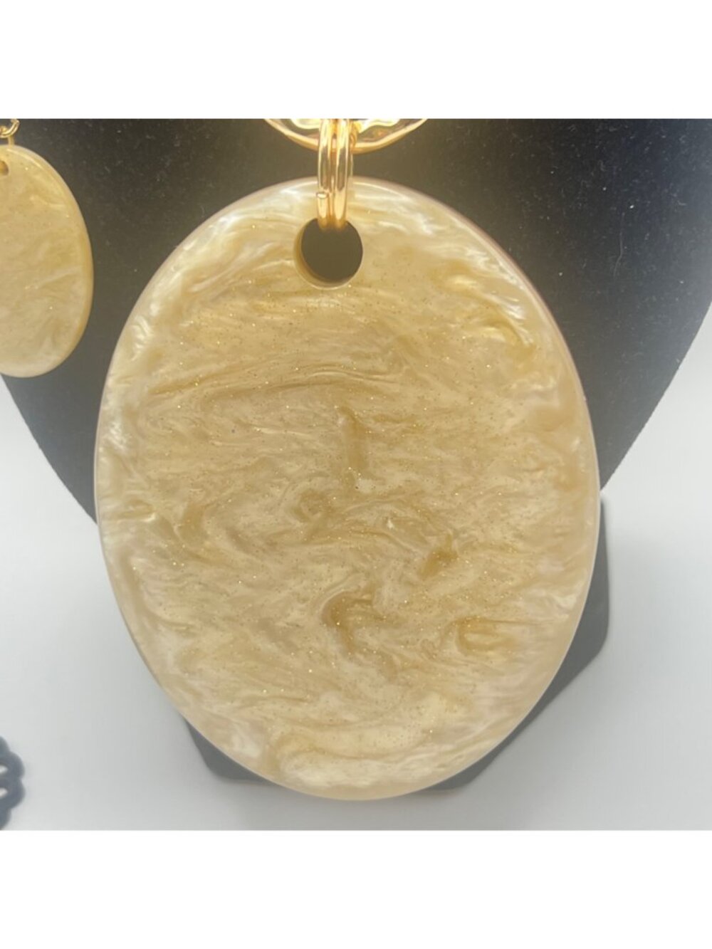 Vintage Lucite Statement Necklace Earrings Set Marbled Beige Pendant Gold Tone - Picture 9 of 14